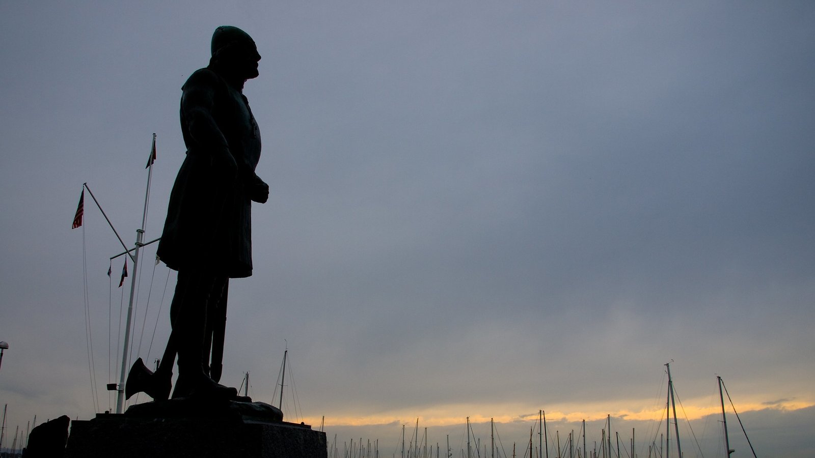 Statue of Lief Erikson overlooking a harbour.