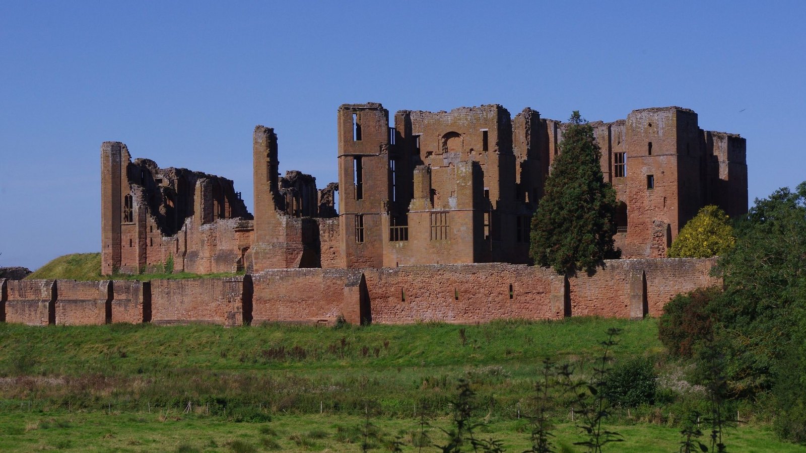 An image of the ruins of Kenilworth Castle.